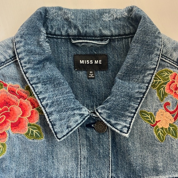 Miss Me Floral Embroidered Distressed Denim Jacket W/ Pockets Size M ๐บ - Picture 8 of 9